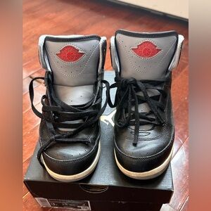 JORDAN 2 RETRO. BLACK/CEMENT GREY-FIRE RED